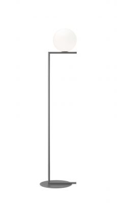 IC Lights Stehleuchte von Flos: Moderne Stehlampe mit Kugel-Diffusor und Messing-Gestell.